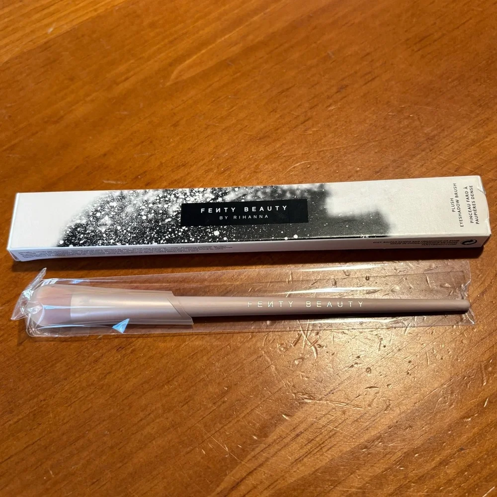 Fenty Beauty Plush Eyeshadow Brush 240